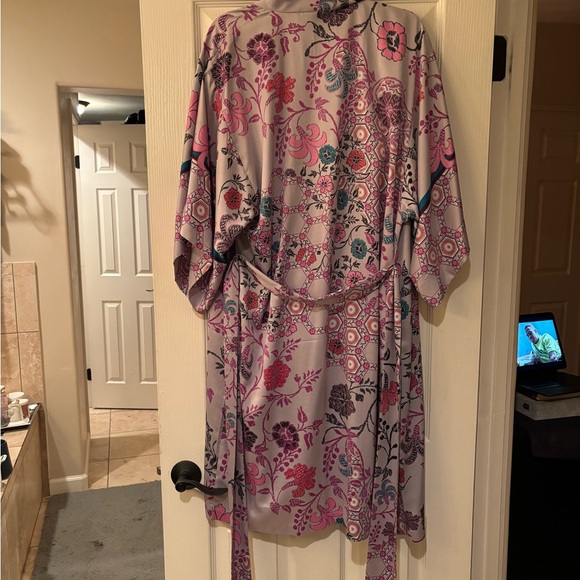 Beautiful Natori chemise/nightgown with matching robe - Picture 5 of 5